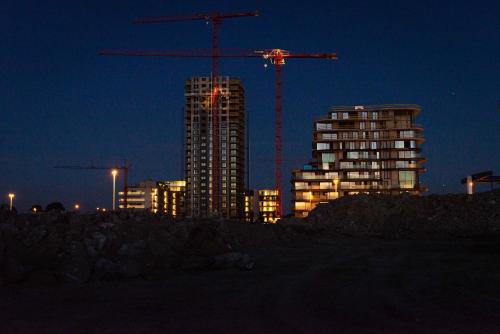 uno skyline notturno della città con gru e edifici di Ostend Port Side incl parking a Ostenda