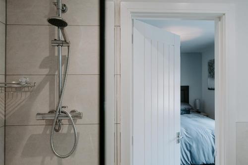 a bathroom with a shower next to a bedroom at The Royal Oak in Heckington