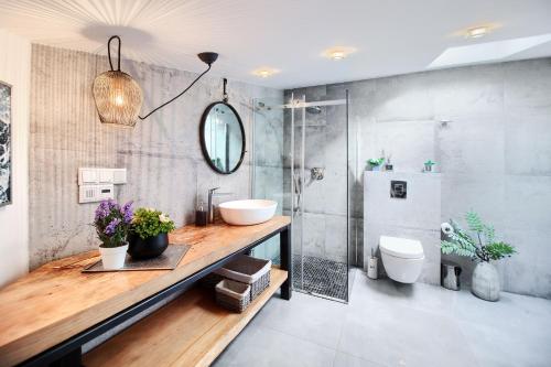 La salle de bains est pourvue d'un lavabo et d'une douche. dans l'établissement AP Baltic Mielno, à Mielno
