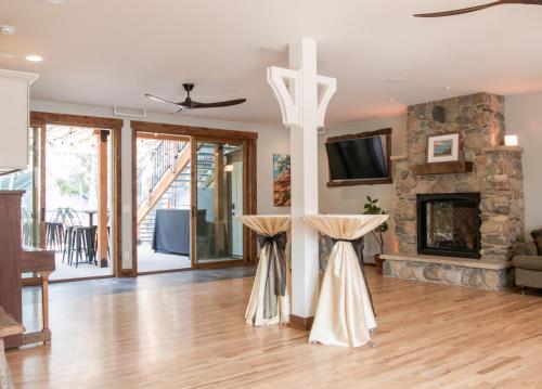 a living room with a fireplace and a tv at Clear Creek Inn in Georgetown