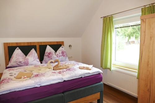 En eller flere senge i et værelse på Ferienhaus Lungau Home