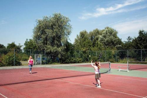 Tennis and/or squash facilities at Vakantiehuis 6pers op park 't Broeckhuys in Ewijk groot Zwemplas in het land van Maas & Waal niet voor arbeidsmigranten or nearby
