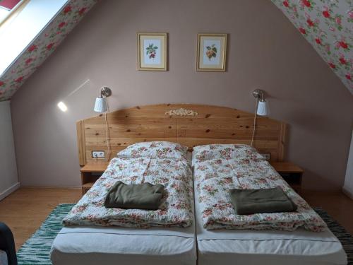 Кровать или кровати в номере Rózsakert Vendégház