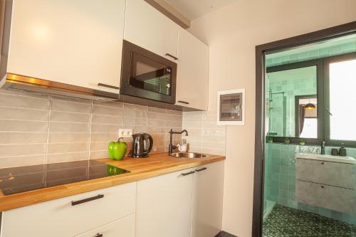 Virtuvė arba virtuvėlė apgyvendinimo įstaigoje Luxury Suites Central