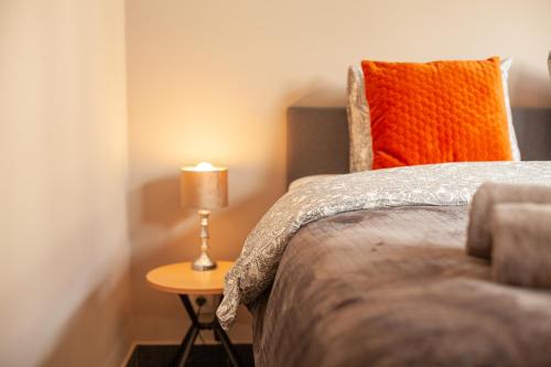 1 dormitorio con 1 cama y 1 lámpara en una mesa en Luxury Suites Central, en Amberes