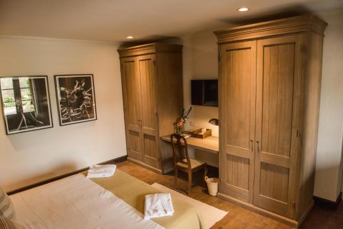 a bedroom with a bed and a desk at Estancia La Paz Hotel in Ascochinga