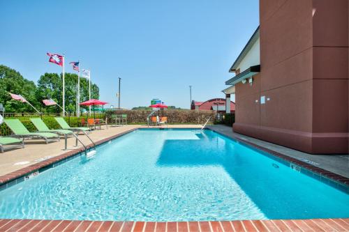 a swimming pool in front of a building at Holiday Inn Express - Hope, an IHG Hotel in Hope