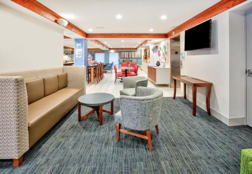 a living room with a couch and chairs and a table at Holiday Inn Express - Hope by IHG in Hope
