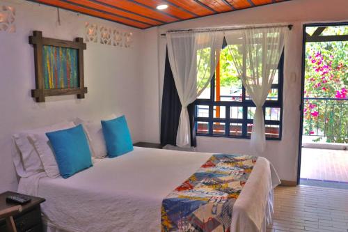 Hotel Mi Monaco tesisinde bir odada yatak veya yataklar