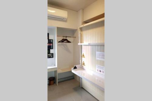 une chambre avec un comptoir et une étagère dans une pièce dans l'établissement @Mojo Smart Apartment - Begawan Apartment, à Dau