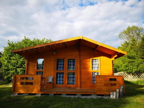 eine Blockhütte mit Dachschräge in der Unterkunft Leśnisko in Niegowa