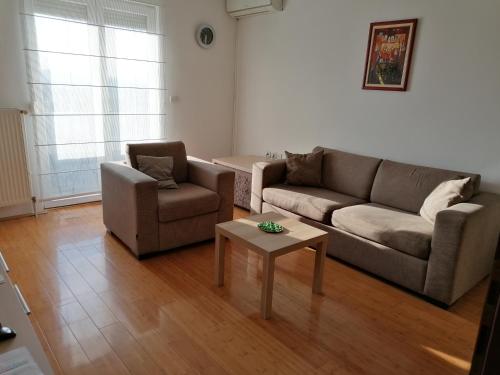 Sala de estar con 2 sofás y mesa de centro en Apartman Breza en Kruševac