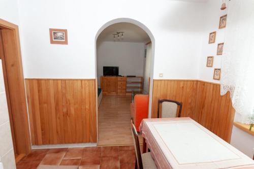 pasillo con mesa y comedor en Řadovka Bílá, en Bílá