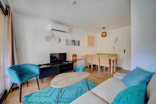 un salon avec un canapé et une table dans l'établissement IMMOGROOM - 3 Rooms - Renovated - Pool - Air conditioning - Parking -, à Cannes