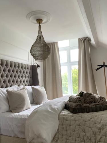 um quarto com uma cama grande e uma janela grande em The Beach Retreat Whitstable em Kent