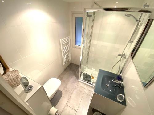 une salle de bain avec douche et lavabo dans l'établissement sol y mar 2, à Saint-Aygulf