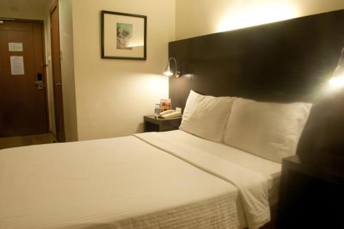 Cama ou camas em um quarto em Pearl Lane Hotel