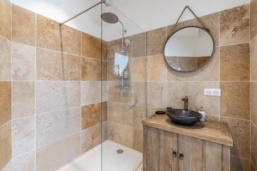 un baño con lavabo y ducha en Domaine Maraspar Cassis, en Cassis