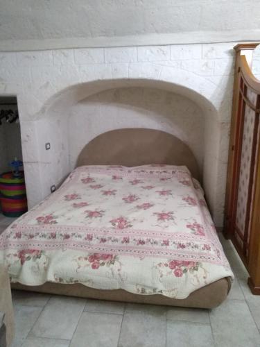 Posto letto in camera con parete in pietra. di Casa Charme Rotonda a Mottola