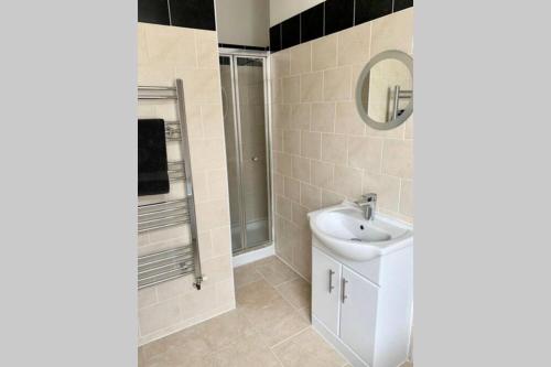 A bathroom at Durham House - Fantastic Location and Great Price in Scarborough