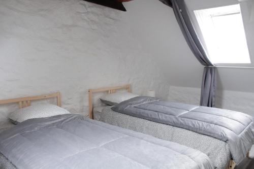 deux lits jumeaux dans une chambre avec fenêtre dans l'établissement BOTOÙ KOAD, maison 2 ÉTOILES, WIFI gratuite, la MER, boulangerie, marché quotidien à 100 pas, à Douarnenez