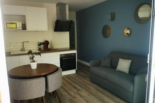 un salon avec un canapé et une table dans l'établissement La Petite Maison Des Marais, à Bourgneuf-en-Retz