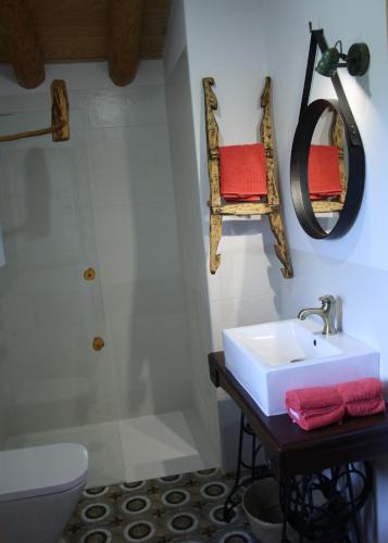 Casa rural EL PAJAR DE TEJEDORにあるバスルーム