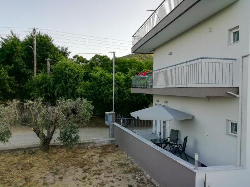 Balkoni atau teres di ANEMOELIA I