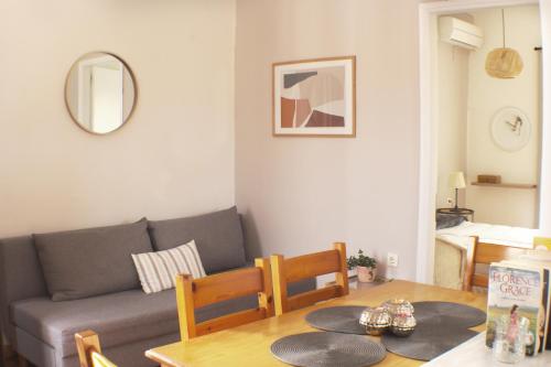 ein Wohnzimmer mit einem Sofa und einem Tisch in der Unterkunft Ayerina First floor Apartment in Arillas