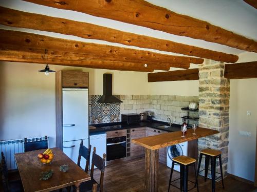 Casa rural EL PAJAR DE TEJEDORにあるキッチンまたは簡易キッチン