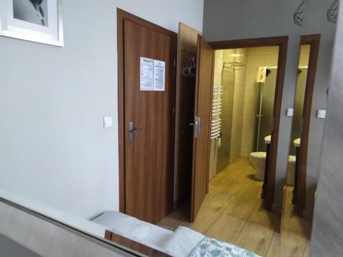 Ένα μπάνιο στο Aparthotel WADOWICE & Hostel GENERY