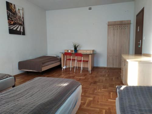 Ένα ή περισσότερα κρεβάτια σε δωμάτιο στο Aparthotel WADOWICE & Hostel GENERY