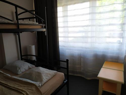 Ένα ή περισσότερα κρεβάτια σε δωμάτιο στο Aparthotel WADOWICE & Hostel GENERY