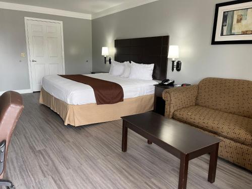 Super 6 Inn & Suites – Photos 2