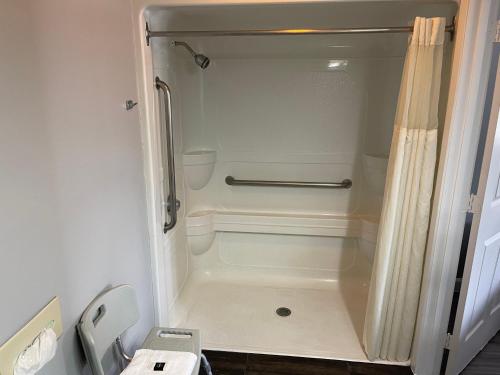 Super 6 Inn & Suites – Photos 3