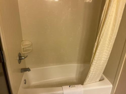 Super 6 Inn & Suites – Photos 4