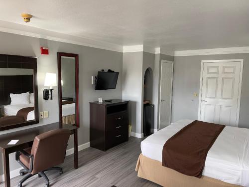 Super 6 Inn & Suites – Photos 5