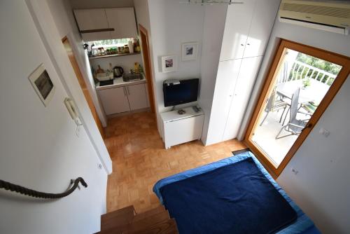 ein kleines Zimmer mit einer blauen Matte auf dem Boden in der Unterkunft Apartma Tim Portorož in Portorož