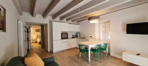 una cucina e un soggiorno con tavolo e sedie di Ca' Giorgina Apartments 1 ad Arco
