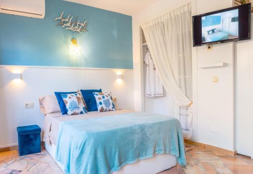 una camera con letto e TV a parete di Lovely and Quiet Marbella a Marbella