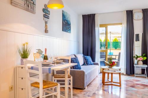 - un salon avec un canapé et une table dans l'établissement Lovely and Quiet Marbella, à Marbella