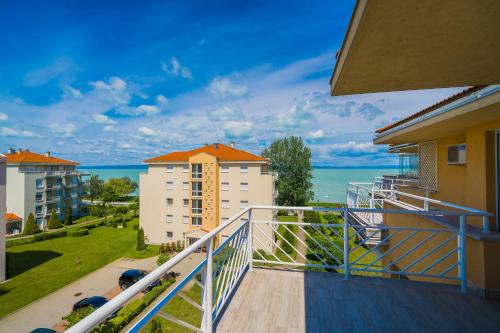 Afbeelding uit fotogalerij van MyFlat Golden Coast Panorama Apartment in Siófok