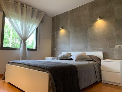 a bedroom with a large bed and a window at Apartamento Sanxenxo Vilalonga in Sanxenxo