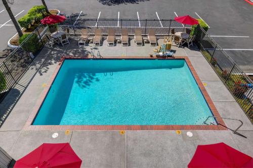 an overhead view of a swimming pool with red umbrellas at Motel 6-Kirkland, WA - North Kirkland in Kirkland