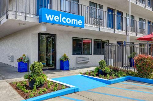 a welcome sign in front of a building at Motel 6-Kirkland, WA - North Kirkland in Kirkland