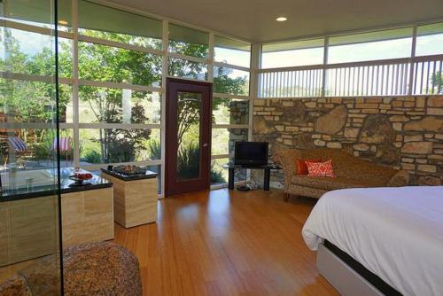 a bedroom with a bed and a stone wall at La Vida in Payton