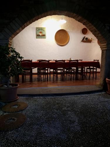 リオーラ・サルドにあるAgriturismo Il Melogranoのダイニングルーム(テーブル、椅子付)
