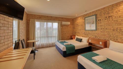 Postel nebo postele na pokoji v ubytování Mulga Country Motor Inn