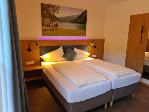 a bedroom with a bed in a room at Dei Hotel Schönblick in Velden am Wörthersee