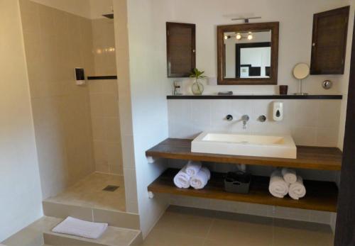 Ванная комната в Marigot Palms Luxury Caribbean Apartment Suites